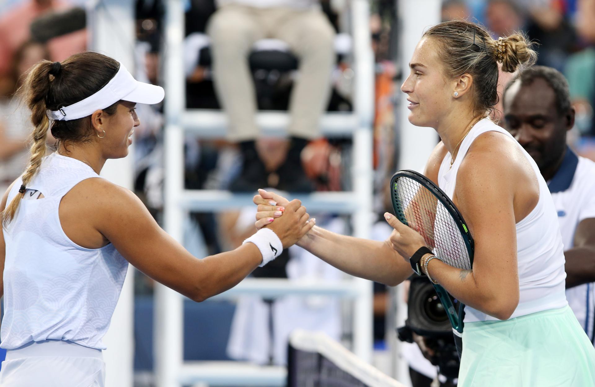 Aryna Sabalenka (d) saluda al final del partido a la española Jessica Bouzas. EFE/EPA/MARK LYONS