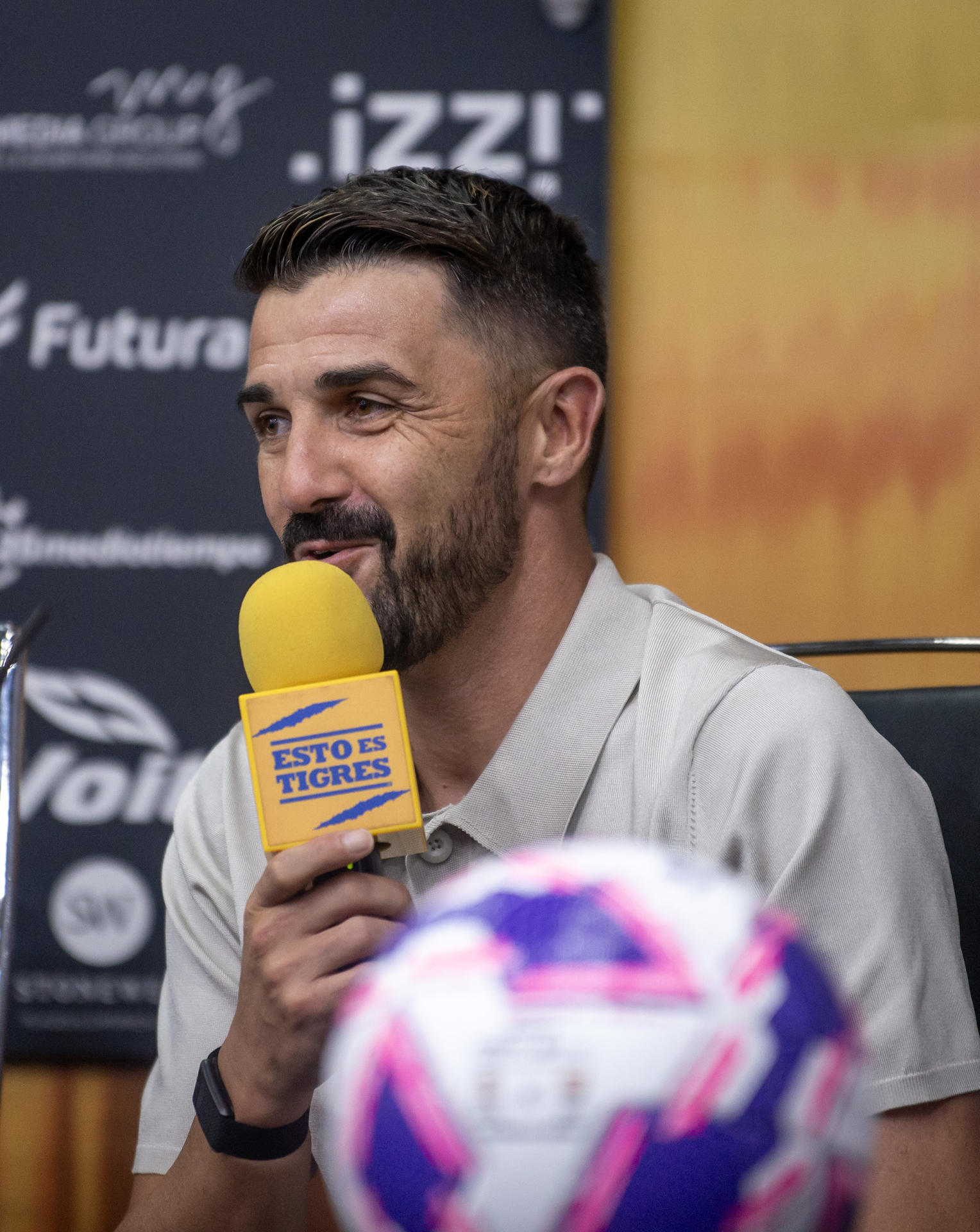 El exjugador de Barcelona David Villa habla en una rueda de prensa este viernes, previo al partido entre las leyendas de Tigres y Barcelona en Monterrey (México). EFE/ Miguel Sierra