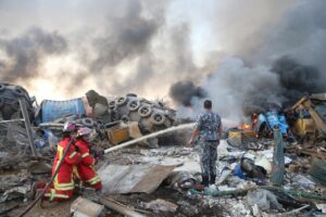 Fotografía de archivo del 4 de agosto de 2020 de bomberos libaneses trabajando en el lugar de la explosión en el puerto de Beirut, en el Líbano. EFE/EPA/IBRAHIM DIRANI