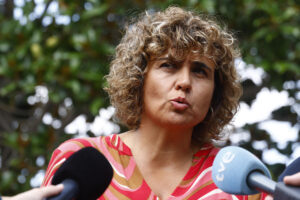 La secretaria general del PPE, Dolors Montserrat, atiende a los medios con motivo de la Festa Major de Blancs i Blaus 2025 de Granollers (Barcelona). EFE/Quique García