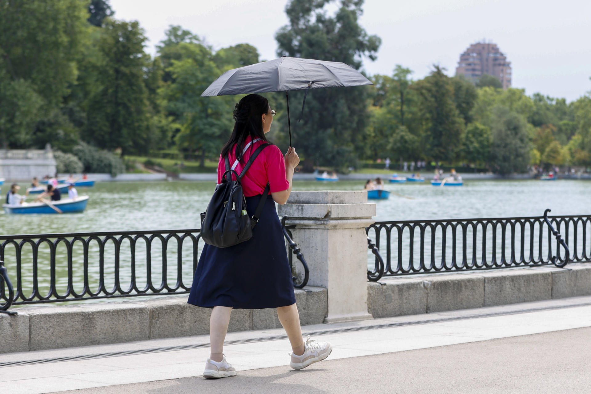 Una joven pasea este viernes en el parque de El Retiro en Madrid. EFE/ Mario Moron