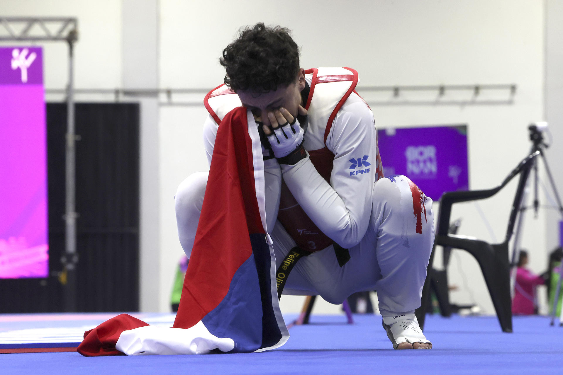 Cristian Olivero de Chile celebra al ganar la medalla de oro en la categoría de taekwondo kyorugui 68 kg masculino, en los II Juegos Panamericanos Junior ASU 2025 este viernes, en Luque (Paraguay). EFE/Rodrigo Sepulveda
