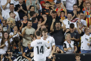 Javi Guerra y Gayá celebran un gol en esta pretemporada. EFE/ Ana Escobar