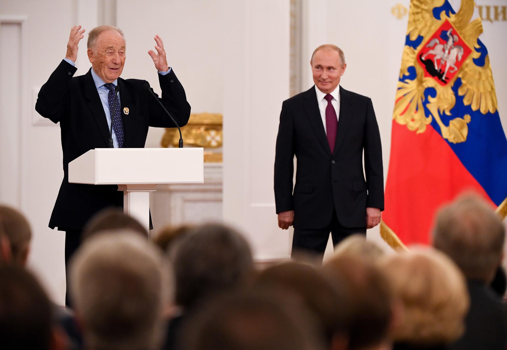El compositor ruso Rodión Shchedrín (i) ofrece un discurso junto al presidente ruso Vladímir Putin (d) durante la ceremonia de entrega de los premios por el "Día de Rusia" en el Gran Palacio del Kremlin, el 12 de junio de 2019 en Moscú, Rusia. EFE/ Yuri Kadobnov **POOL**[**POOL**]