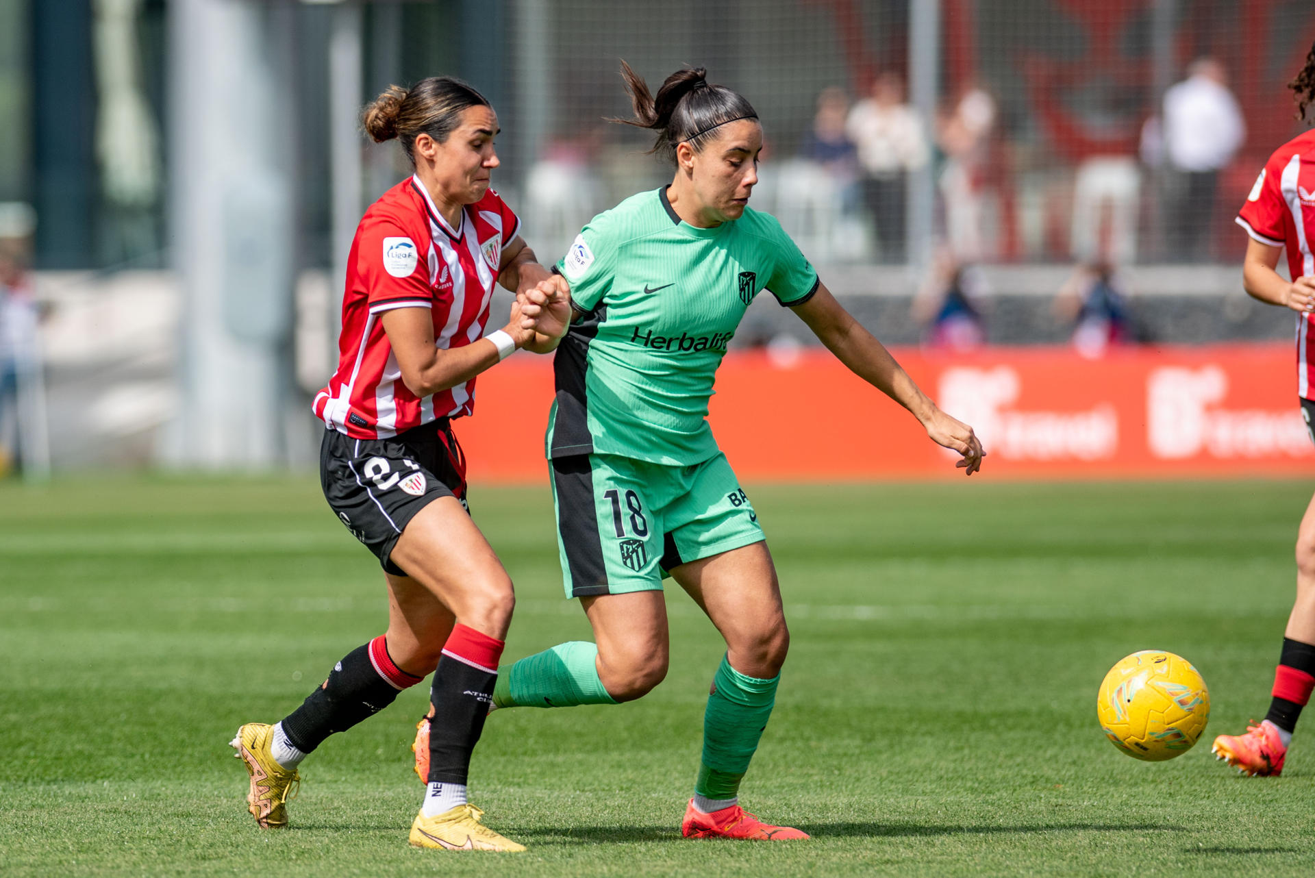 Fotografía de Javier Zorrilla en la que puede verse una imagen de archivo del 14 de abril de 2024 de la delantera del Atlético de Madrid Sheila Guijarro (d) peleando un balón con la defensa del Athletic Club Bibiane Schulze (i), durante un partido de la Liga Iberdrola.