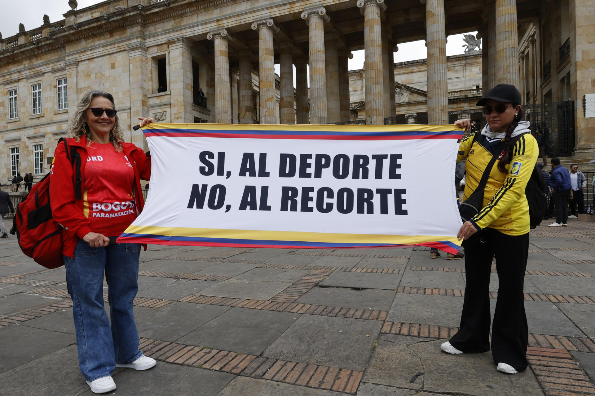 Deportistas de alto rendimiento protestan para exigir que se detengan los recortes presupuestales al deporte frente al Congreso de Colombia, en Bogotá (Colombia). EFE/ Mauricio Dueñas Castañeda