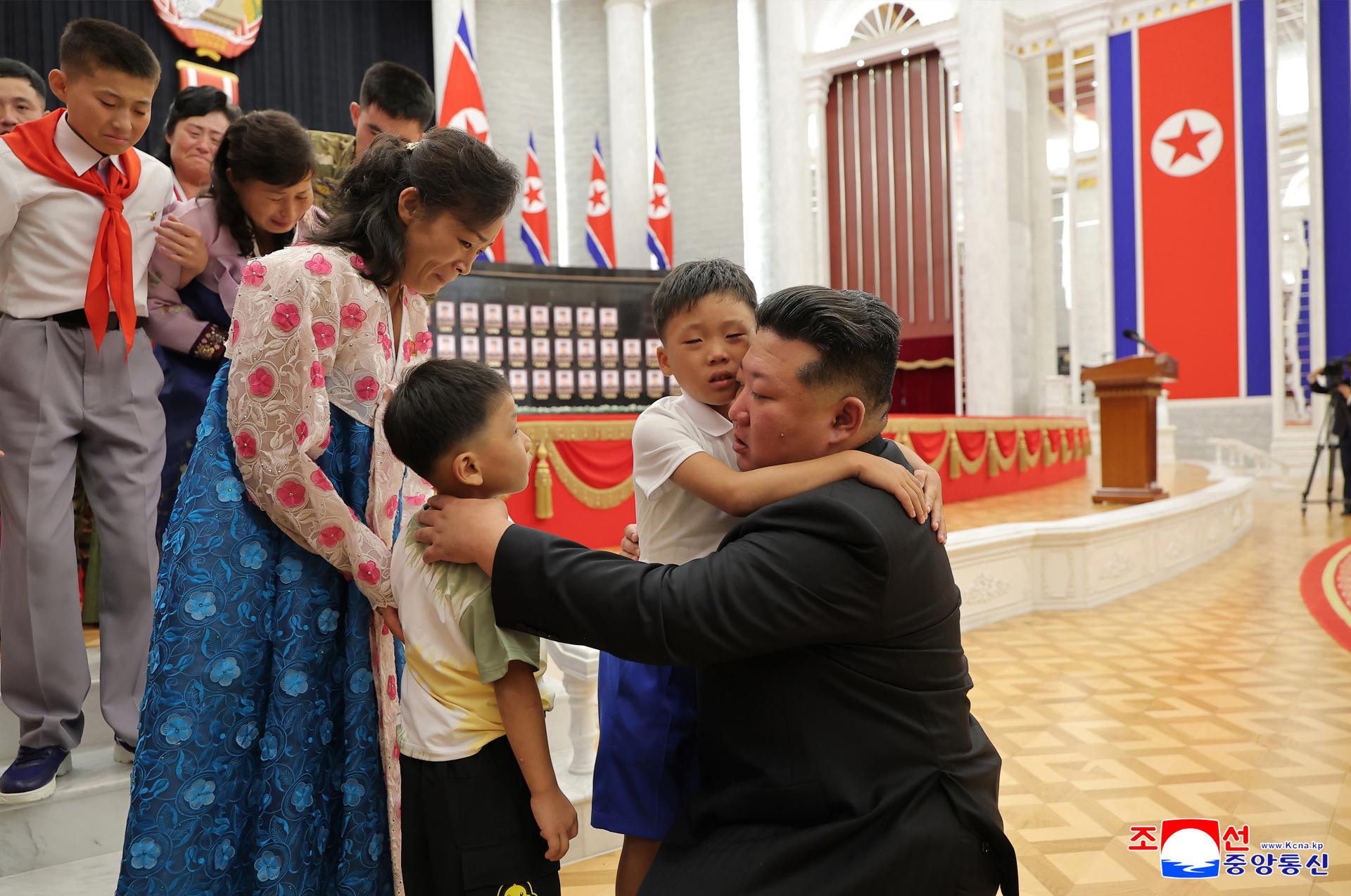Foto sin fecha proporcionada por la agencia oficial de Corea del Norte en la que se ve al líder del país, Kim Jong Un (C), dando las condolencias a los familiares de soldados caídos en combate en el extranjero, en países sin especificar, pero presuntamente en la guerra de Ucrania. EFE/EPA/KCNA EDITORIAL USE ONLY
