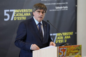 El expresidente de la Generalitat y líder de JxCat, Carles Puigdemont durante la conferencia 'Lección Fabra:"la lengua catalana i Europa" que ha pronunciado en el marco de la 57ª edición de la Universitat Catalana d'Estiu (UCE) celebrada en Prada de Conflent (Francia).EFE/ Siu Wu