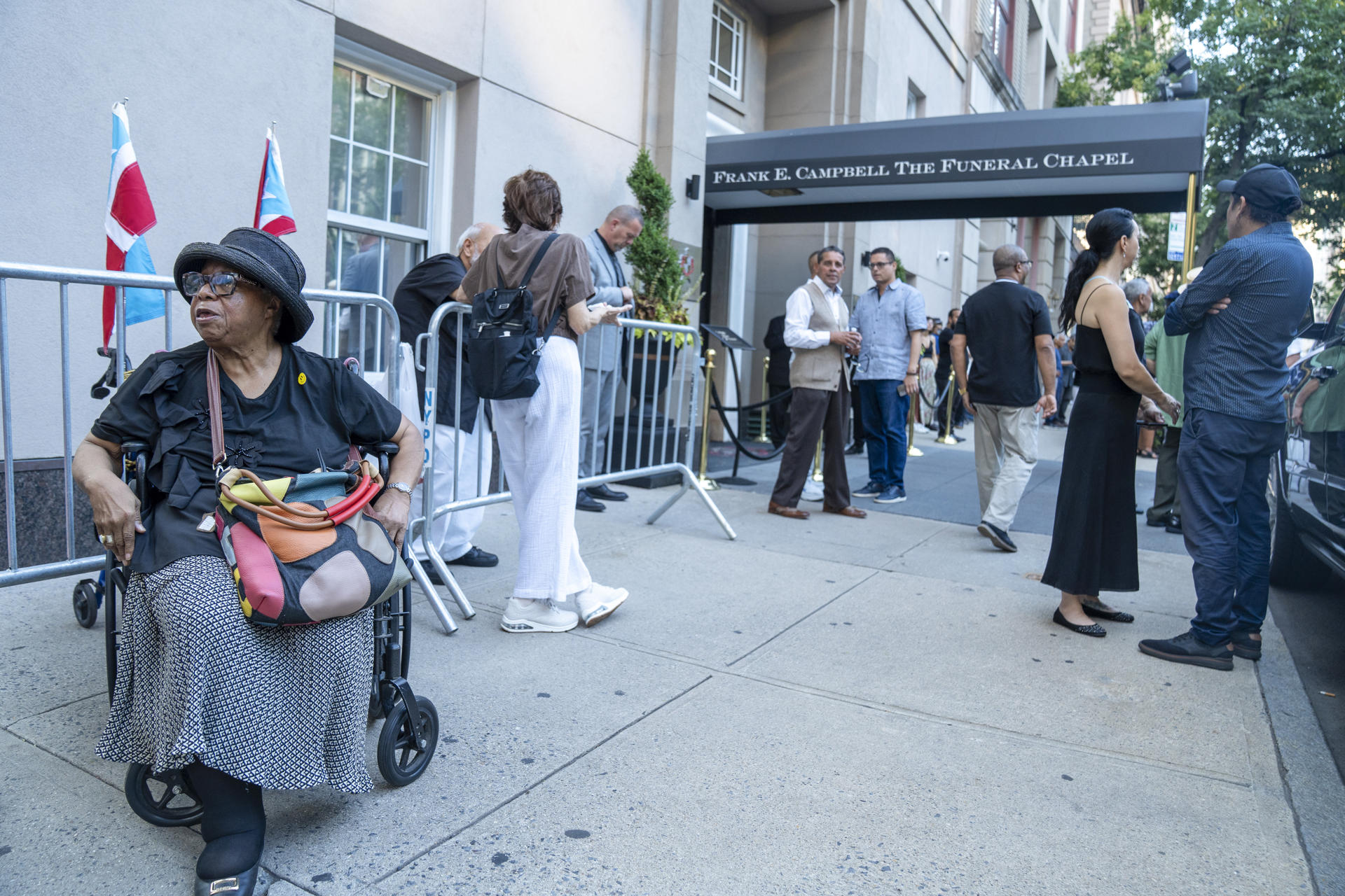 Personas asisten al velorio del cantante puertoriqueño Eddie Palmieri este martes, en la funeraria Frank E Campbell, en Nueva York (EE.UU.). EFE/Ángel Colmenares
