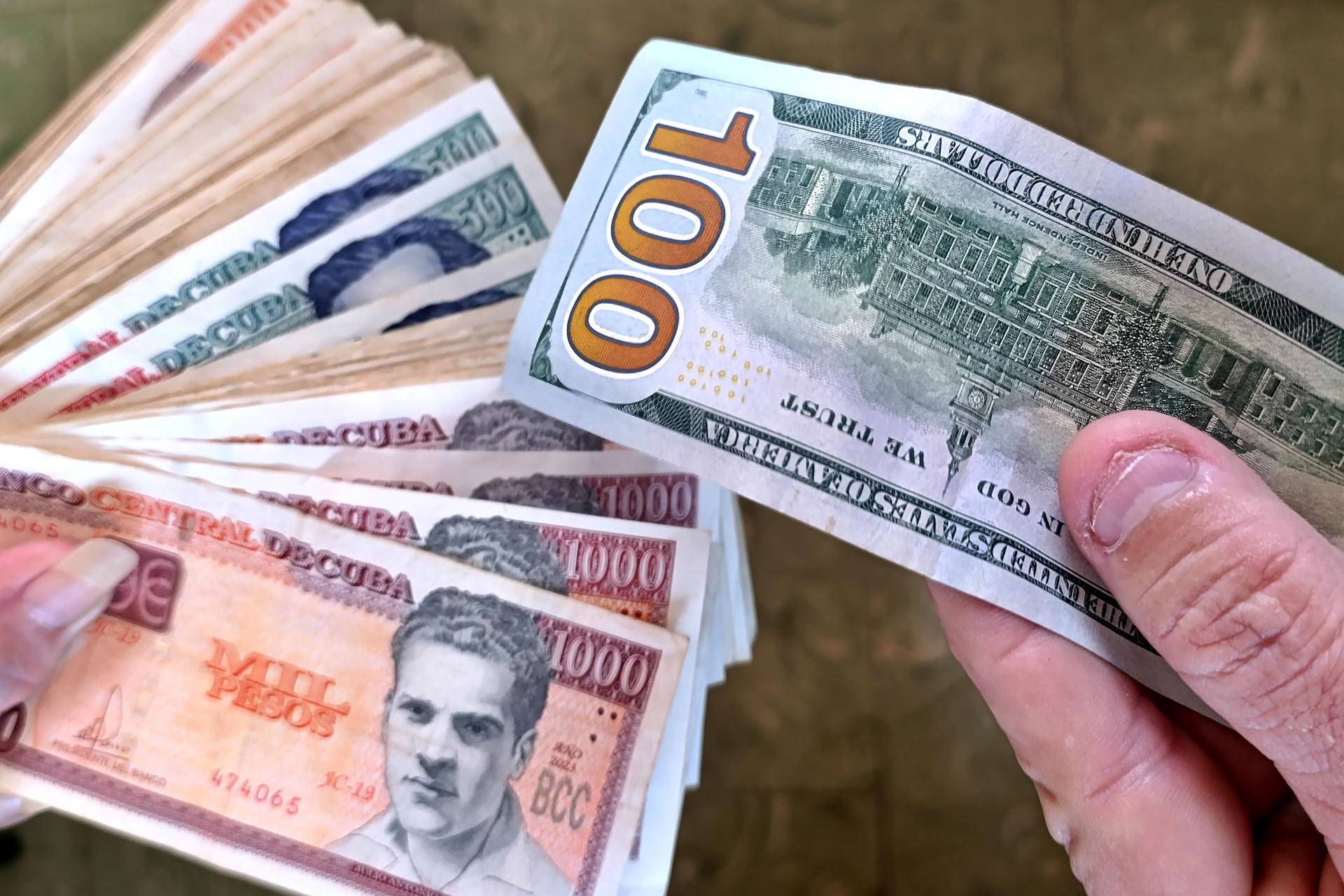 Fotografía del 10 de agosto de 2025 que muestra billetes del Banco Central de Cuba y un dolar de Estados Unidos, en La Habana (Cuba). EFE/ Ernesto Mastrascusa