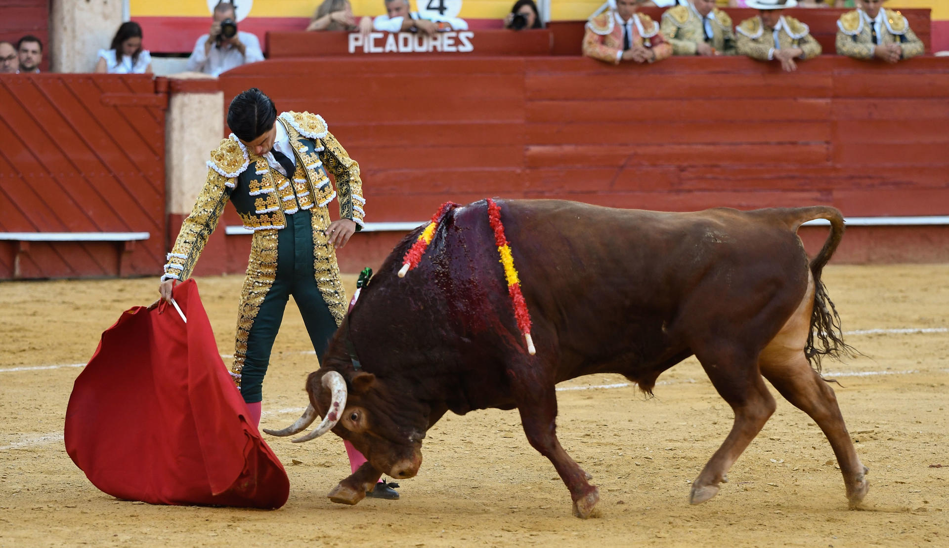 El diestro Pablo Aguado da un pase a su primer toro este viernes durante la tercera corrida de abono de la Feria de Almería. EFE / Carlos Barba