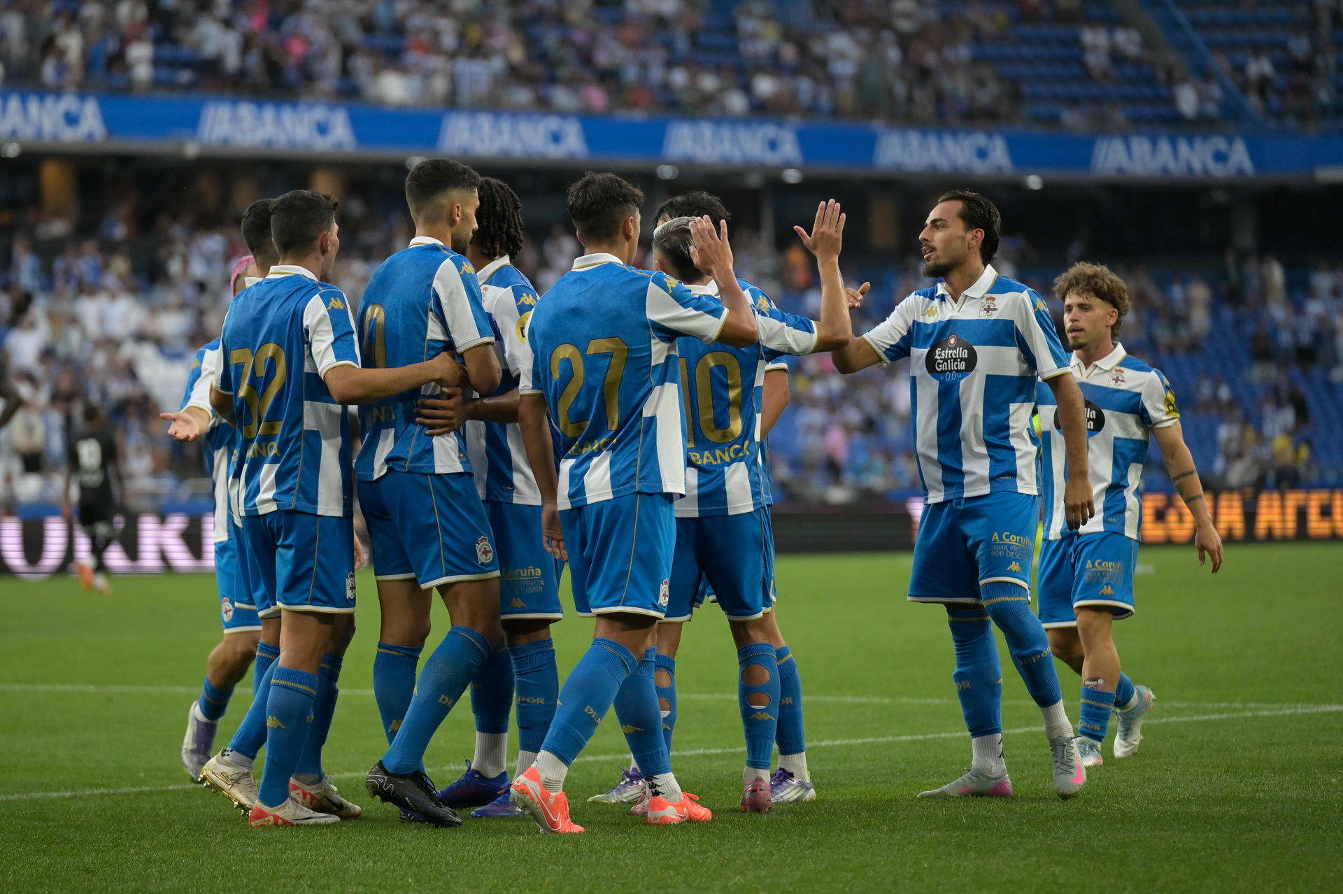Los jugadores del Deportivo celebran un gol durante el partido del Trofeo Teresa Herrera de Fútbol que Deportivo de La Coruña y Le Havre disputan este sábado en el estadio de Riazor. EFE/Moncho Fuentes
