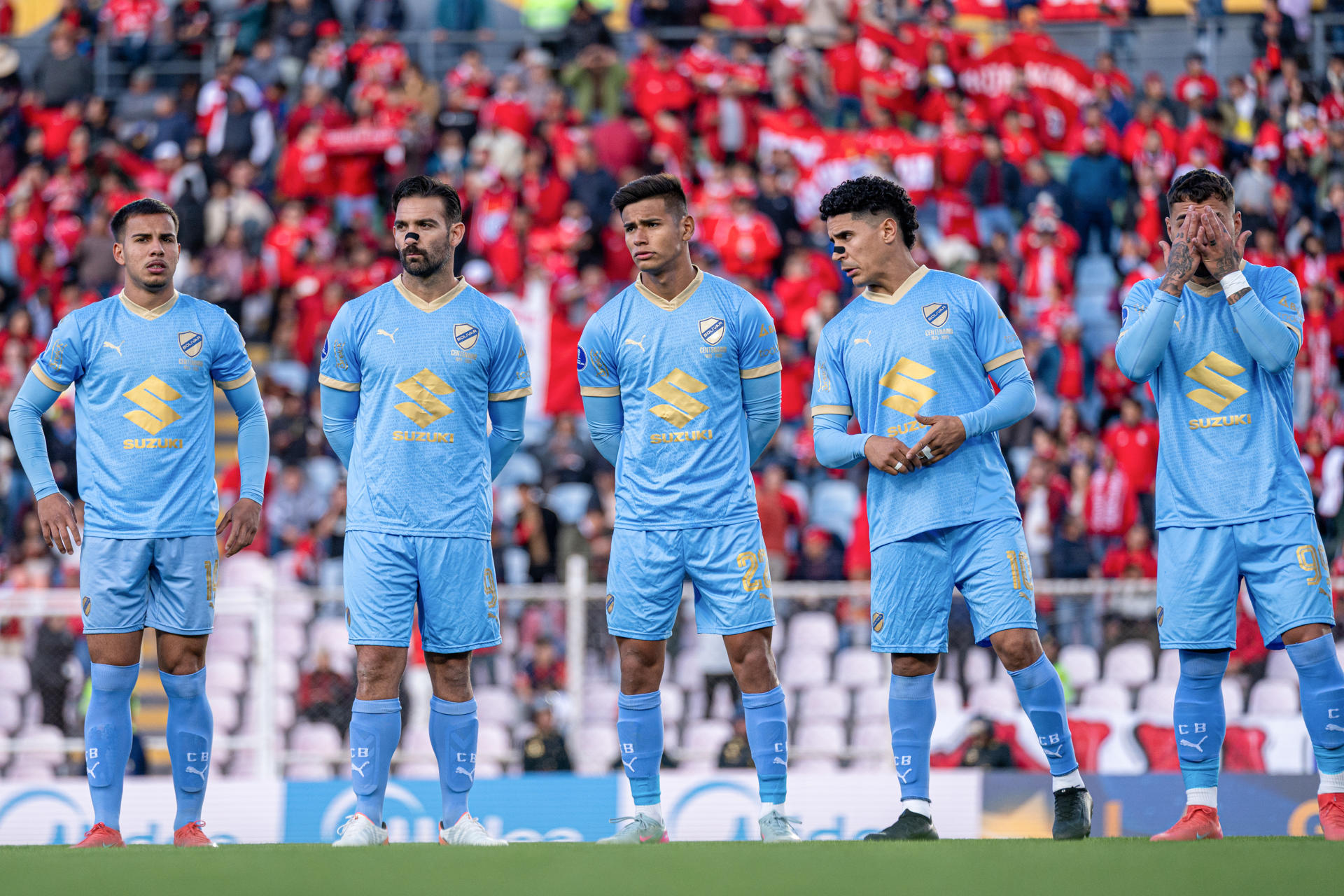 Jugadores de Bolívar reaccionan previo a un partido de octavos de final de la Copa Sudamericana . EFE/ Paloma Del Solar
