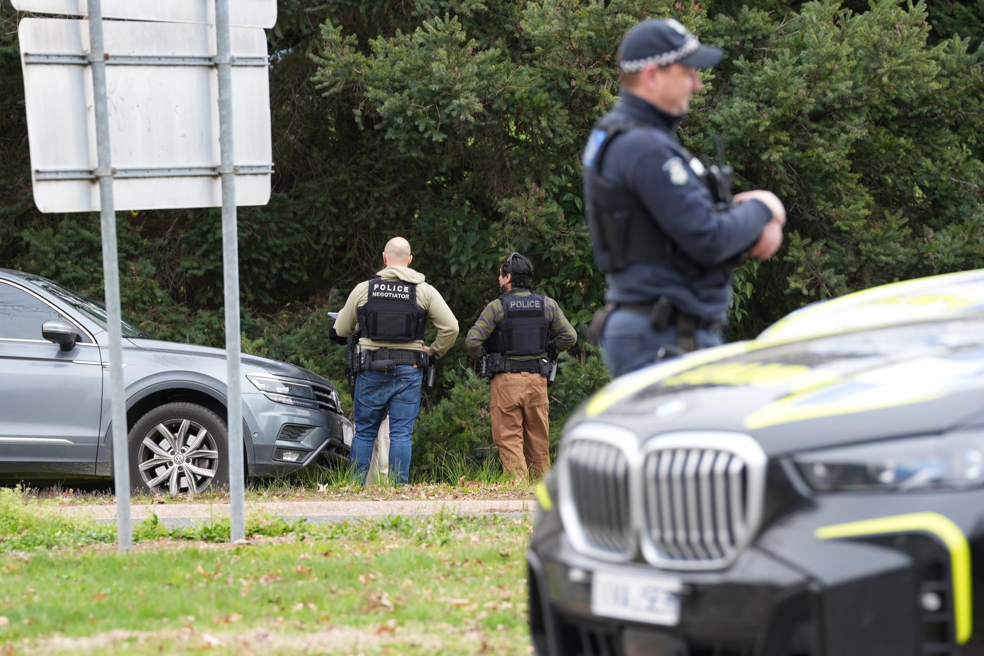 Porepunkah (Australia), 26/08/2025.- La Policía australiana patrulla la zona cercana al tiroteo en Porepunkah, en el estado de Victoria, que acabó con la vida de dos agentes e hirió a un tercero. EFE/EPA/SIMON DALLINGER NO ARCHIVING AUSTRALIA AND NEW ZEALAND OUT NO ARCHIVES