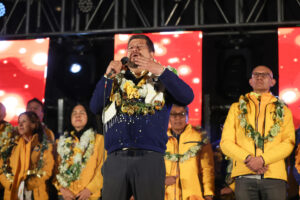 El candidato opositor a la Presidencia de Bolivia por el partido Alianza Unidad, Samuel Doria Medina (c), al intervenir este martes, 12 de agosto, durante un acto de campaña, en La Paz (Bolivia). EFE/Luis Gandarillas