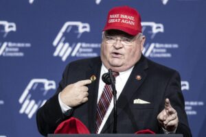 El hasta ahora jefe del Servicio Interno de Impuestos (IRS), Billy Long, en una fotografía de archivo. EFE/ETIENNE LAURENT
//////////
El congresista republicano de Missouri Billy Long da un discurso llevando una gorra que dice 'Make Israel Great Again' durante una reunión de la Coalición Judía Republicana en Las Vegas, Nevada, EE. UU., 06 de abril de 2019. El presidente de EE. UU. Donald J. Trump asistirá y dará un discurso más tarde hoy. (Estados Unidos) EFE/EPA/ETIENNE LAURENT
////////// Republican congressman for Missouri Billy Long delivers a speech wearing a cap reading 'Make Israel Great Again' during a Republican Jewish Coalition meeting in Las Vegas, Nevada, USA, 06 April 2019. US President Donald J. Trump will attend and deliver a speech later today. (Estados Unidos) EFE/EPA/ETIENNE LAURENT ////////// Republican congressman for Missouri Billy Long delivers a speech wearing a cap reading 'Make Israel Great Again' during a Republican Jewish Coalition meeting in Las Vegas, Nevada, USA, 06 April 2019. US President Donald J. Trump will attend and deliver a speech later today. (Estados Unidos) EFE/EPA/ETIENNE LAURENT