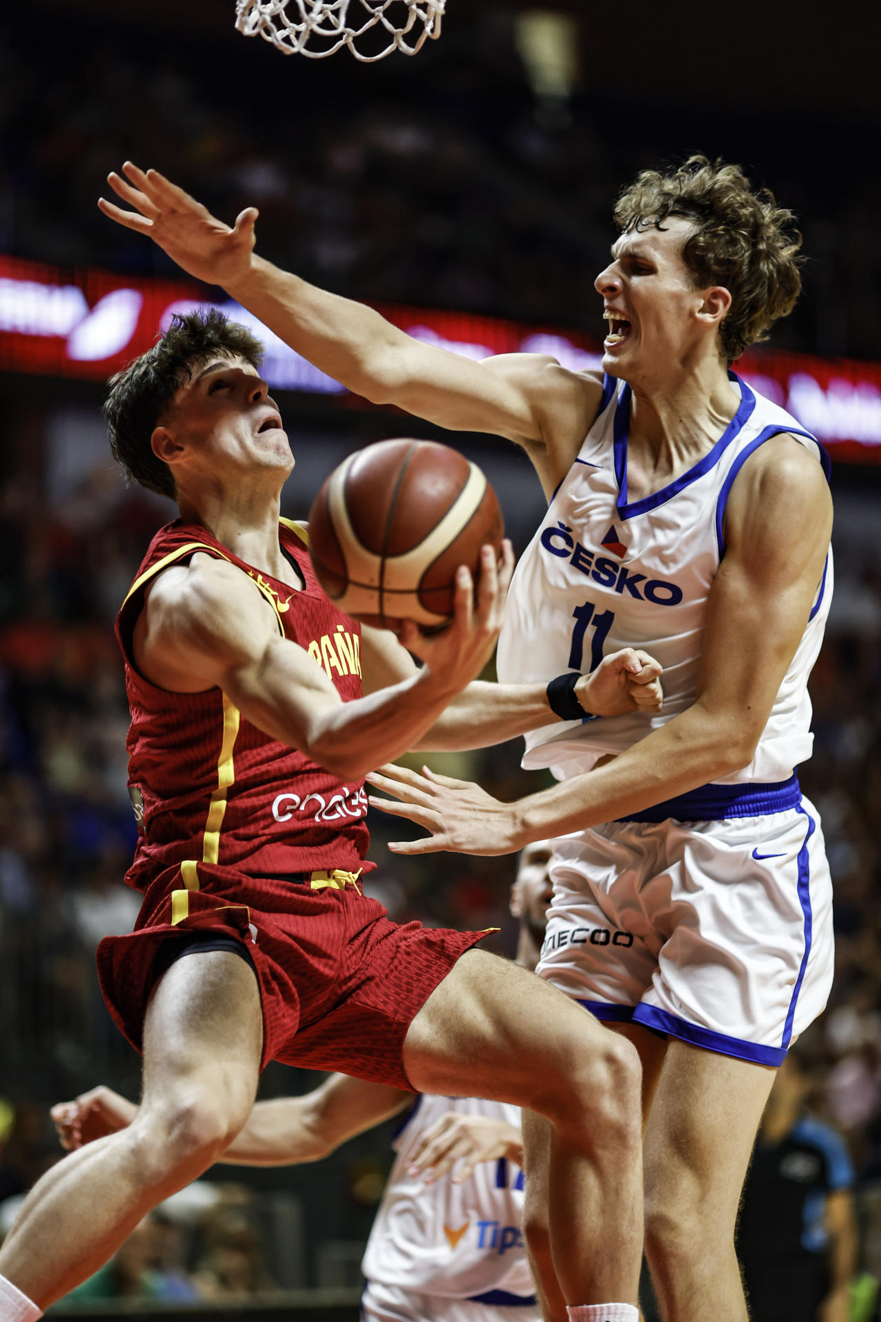 El base de la selección de España Mario Saint-Supéry (i) entra a canasta defendido por Adam Kejval, de la selección de la República Checa, durante el partido preparatorio para el Eurobasket 2025 que los combinados nacionales de República Checa y España juegan hoy Jueves en el Palacio José María Martín Carpena, en Málaga. EFE/Jorge Zapata
