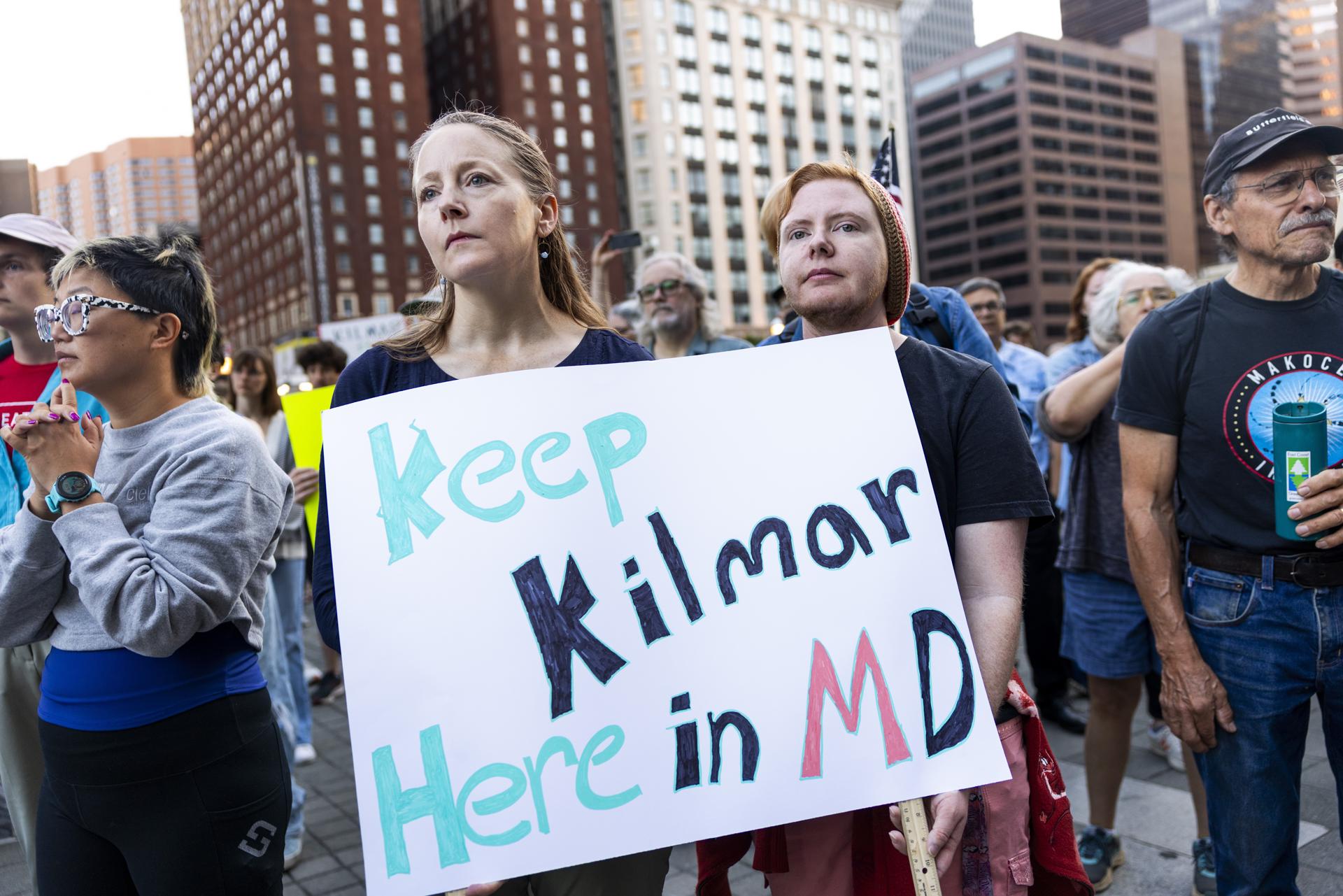 Manifestantes protestan por Kilmar Ábrego García antes de su registro en la oficina de ICE en Baltimore después de una manifestación en Baltimore. EFE/EPA/SHAWN THEW