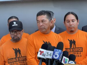 Fotografía cedida por la Coalición por los Derechos Humanos de los Inmigrantes (CHIRLA) donde aparece el inmigrante salvadoreño Pedro Vásquez Perdomo (c), quien lidera la demanda de Los Ángeles contra Trump por las redadas, hablando junto a unos miembros de la Brigada de Servicio, durante una conferencia de prensa celebrada el 4 de agosto de 2025 en Los Ángeles, California (EE.UU.). EFE/CHIRLA