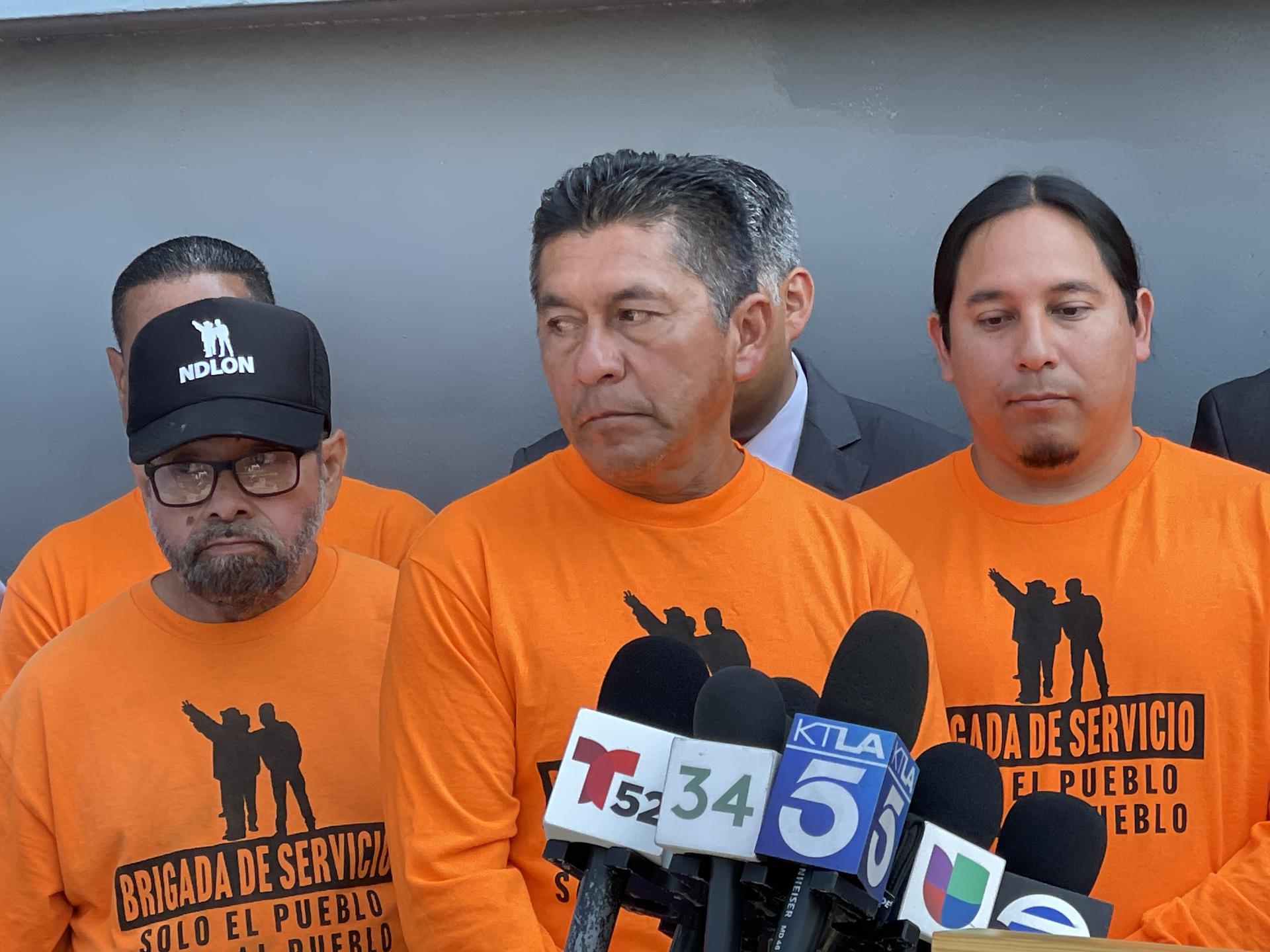 Fotografía cedida por la Coalición por los Derechos Humanos de los Inmigrantes (CHIRLA) donde aparece el inmigrante salvadoreño Pedro Vásquez Perdomo (c), quien lidera la demanda de Los Ángeles contra Trump por las redadas, hablando junto a unos miembros de la Brigada de Servicio, durante una conferencia de prensa celebrada el 4 de agosto de 2025 en Los Ángeles, California (EE.UU.). EFE/CHIRLA