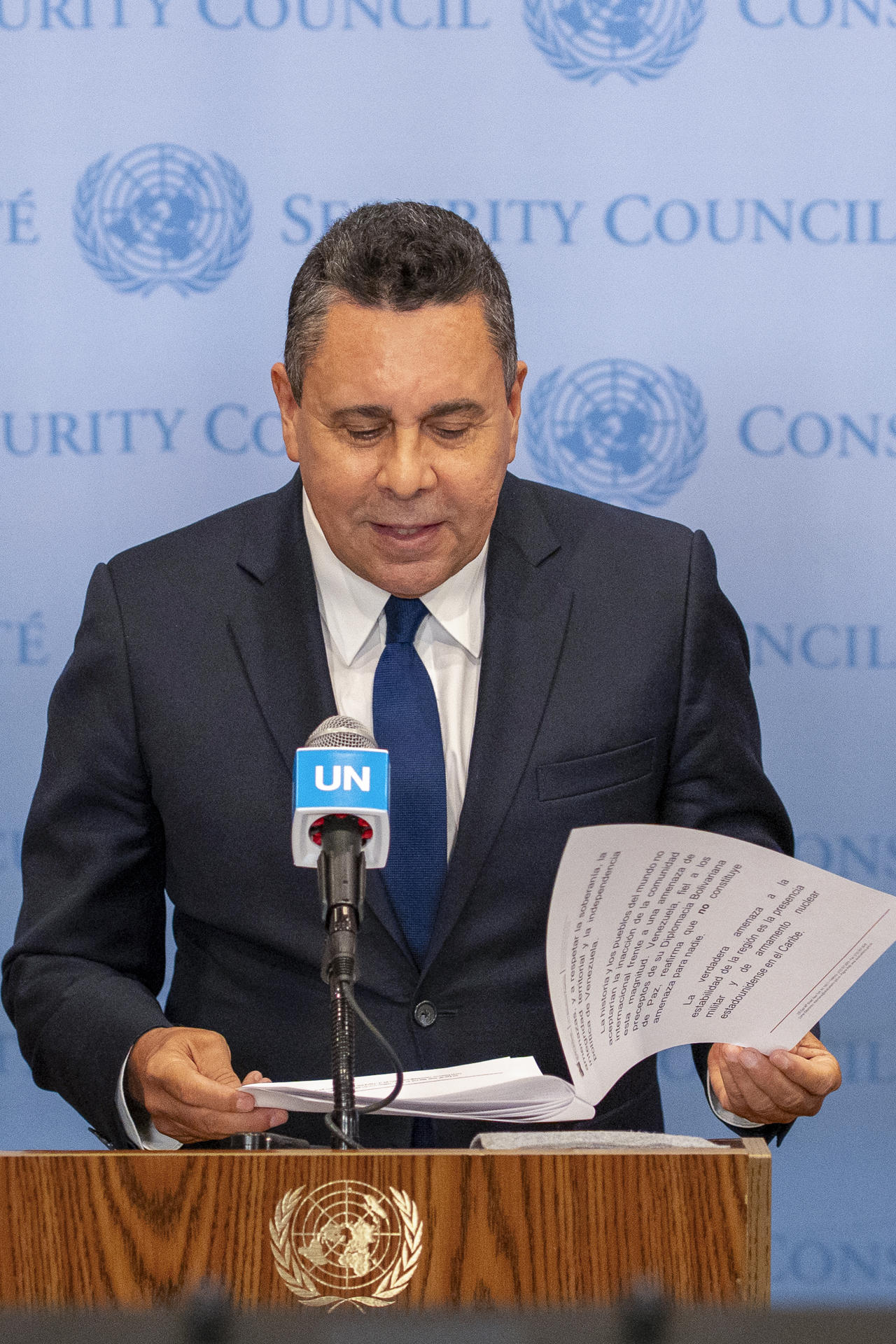 El embajador de Venezuela ante la Organización de las Naciones Unidas (ONU), Samuel Moncada, habla durante una conferencia de prensa en la sede de la ONU este 28 de agosto de 2025, en Nueva York (Estados Unidos). EFE/ Angel Colmenares