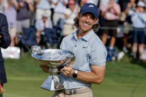 Tommy Fleetwood celebró la primera victoria de su carrera en la PGA. EFE/EPA/ERIK S. LESSER