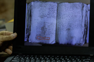Vista en un portátil de uno de los dos documentos de 1593 y 1594 que ubican con precisión a Miguel de Cervantes en las localidades onubenses de Paterna del Campo y Bollullos Par del Condado como recaudador de impuestos, que han sido localizados por el investigador Bartolomé Miranda Díaz en el archivo histórico de La Palma del Condado (Huelva) EFE/José Manuel Vidal