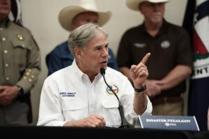 Fotografía de archivo del gobernador de Texas, Greg Abbott. EFE/EPA/DUSTIN SAFRANEK