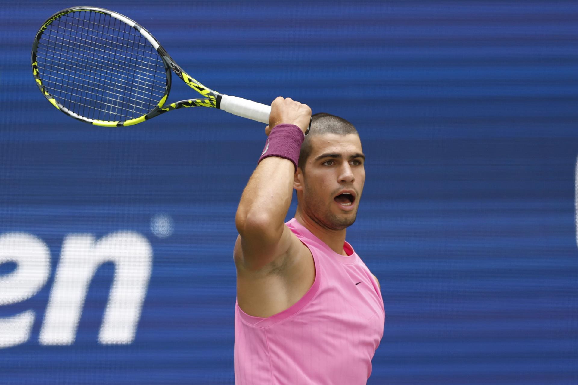 El español Carlos Alcaraz solo necesitó de una hora y 44 minutos para solventar su partido de tercera ronda del Abierto de Estados Unidos contra el ítalo-argentino Luciano Darderi (6-2, 6-4 y 6-0) y se clasificó para los octavos de final del 'grande' neoyorquino. EFE/EPA/JOHN G. MABANGLO