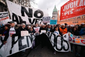 Personas sostienen carteles durante una manifestación este miércoles en Plaza Congreso, en Buenos Aires (Argentina). EFE/ Juan Ignacio Roncoroni