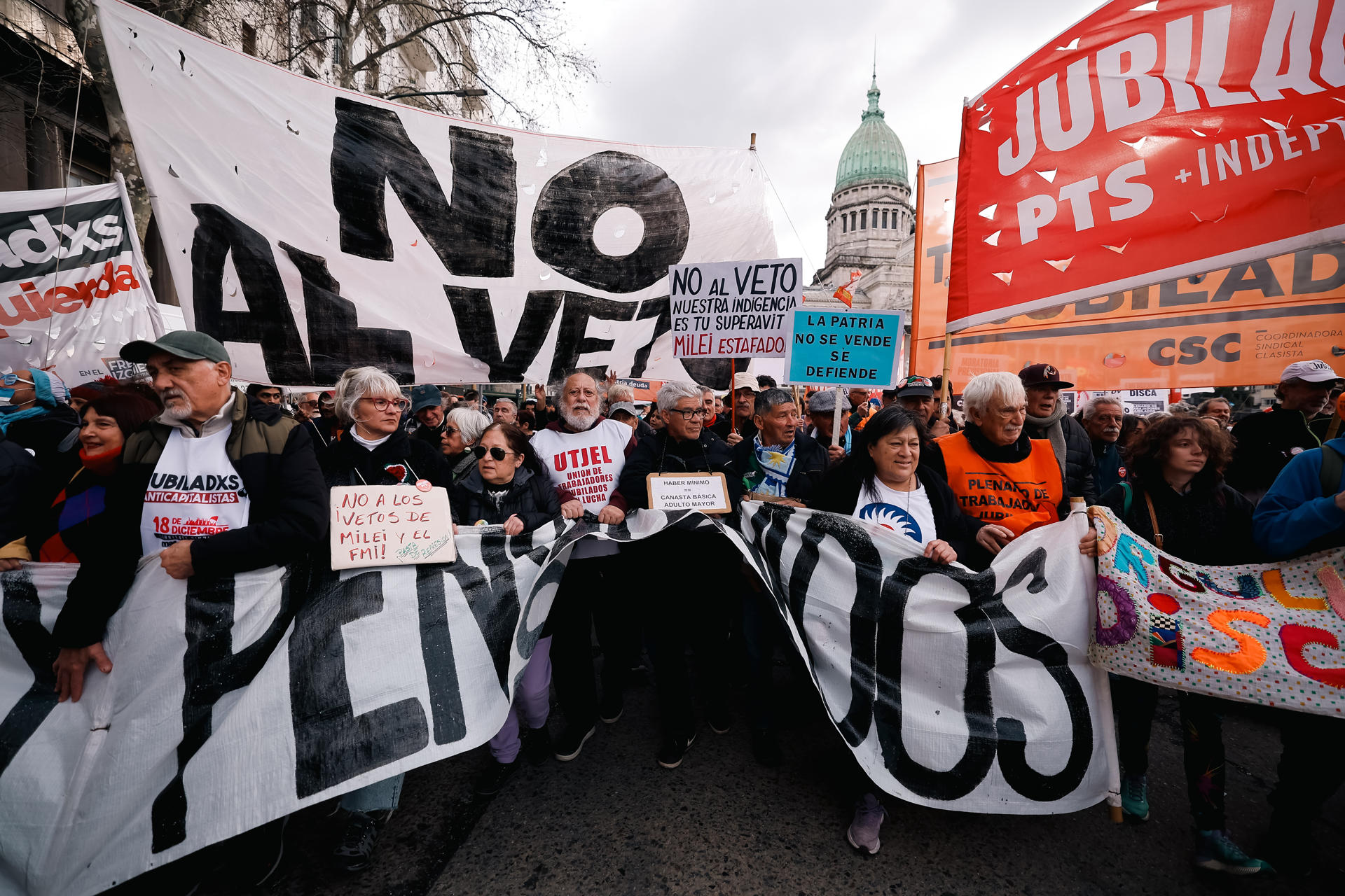 Personas sostienen carteles durante una manifestación este miércoles en Plaza Congreso, en Buenos Aires (Argentina). EFE/ Juan Ignacio Roncoroni