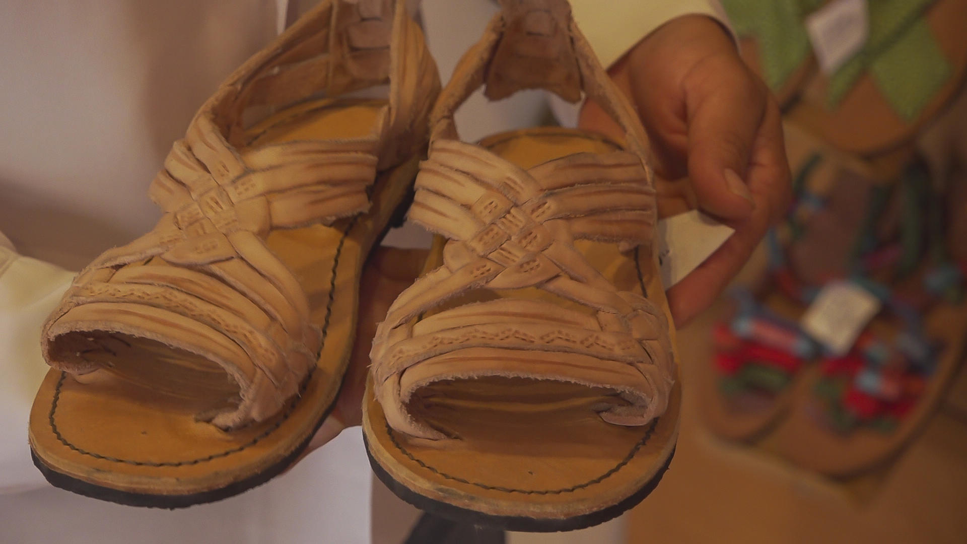 Fotografía de archivo donde se observan huaraches tradicionales en un mercado en Oaxaca (México). EFE/ Jesús Méndez