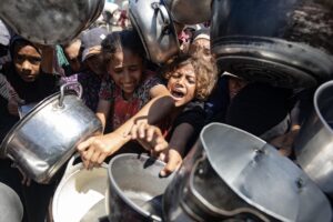 La ansiedad de los gazaties que hacen cola para tener comida, este 23 de agosto. EFE/EPA/HAITHAM IMAD