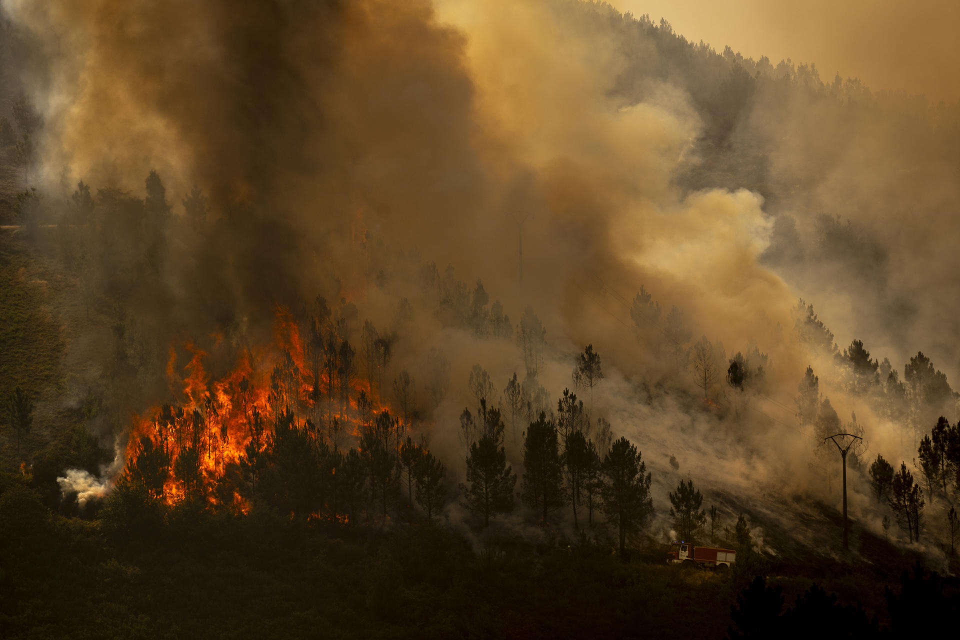 Vista del incendio que se registra en los alrededores de Maceda (Ourense) este domingo. Un incendio con entre cinco y seis puntos que prendieron casi a la vez y que obligó a la Xunta a decretar el nivel 2 de emergencia este domingo de madrugada por su proximidad al núcleo de A Teixeira, en Maceda (Ourense), situación que ya se ha desactivado, según informa el 112 Galicia. EFE/ Brais Lorenzo

