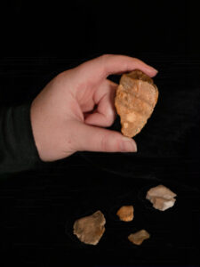 Imagen de las herramientas de piedras encontradas en el yacimiento de Calio en la isla de Célebes. Crédito: MW Moore / Imagen cedida de Nature/SOLO USO EDITORIAL