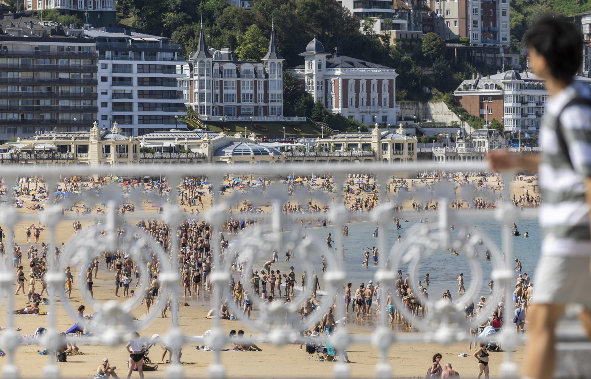 Vista de la playa de La Concha de San Sebastián este jueves, donde se esperan temperaturas superiores a 30ºC. EFE/Javier Etxezarreta
