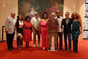 Desde la izquierda, el director musical del espectáculo 'Un saludo a Tite… con ritmo y filin', Humberto Ramírez; la nieta y la hija del compositor puertorriqueño Tite Curet Alonso, Astrid Curet y Hilda Curet; el cantante y actor Rafael José; los artistas Chamir Bonano; Angel 'Papote' Alvarado; Willito Otero y Michelle Brava, posan junto a la imagen de Tite Curet Alonso este martes, en el Centro de Bellas Artes Luis A. Ferré en Santurce, San Juan (Puerto Rico). EFE/ Jorge Muñiz