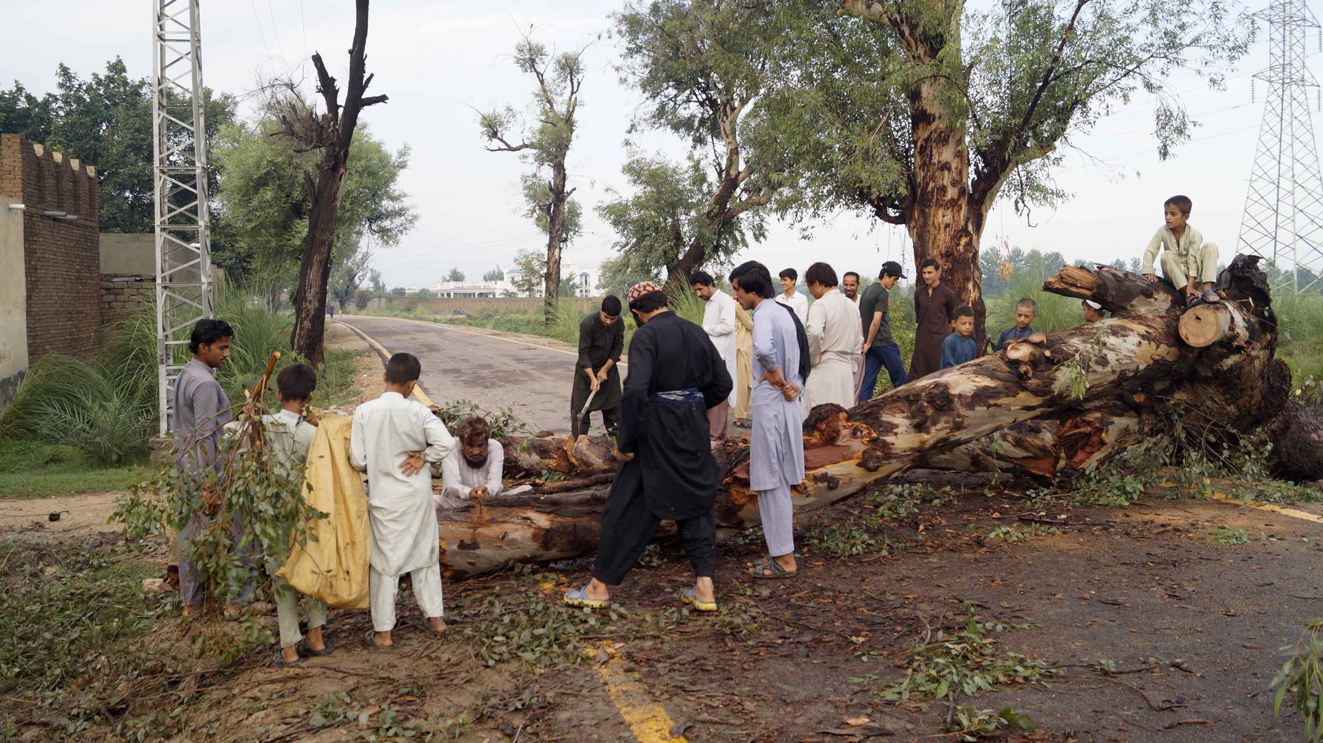 Imagen de los efectos del monzón en la provincia pakistaní de Khyber Pakhtunkhwa. Las autoridades han reubicado ya a 24.000 personas. EFE/EPA/SAOOD REHMAN