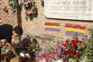 El Partido Comunista de España (PCE) en Madrid ha homenajeado este martes en el Cementerio del Este de Madrid a las Trece Rosas, jóvenes militantes de las Juventudes Socialistas Unificadas, de entre 18 y 29 años, asesinadas tras el fin de la Guerra Civil, y a los 43 Claveles, los jóvenes fusilados por la dictadura franquista el 5 de agosto de 1939. EFE/MARIO MORÓN