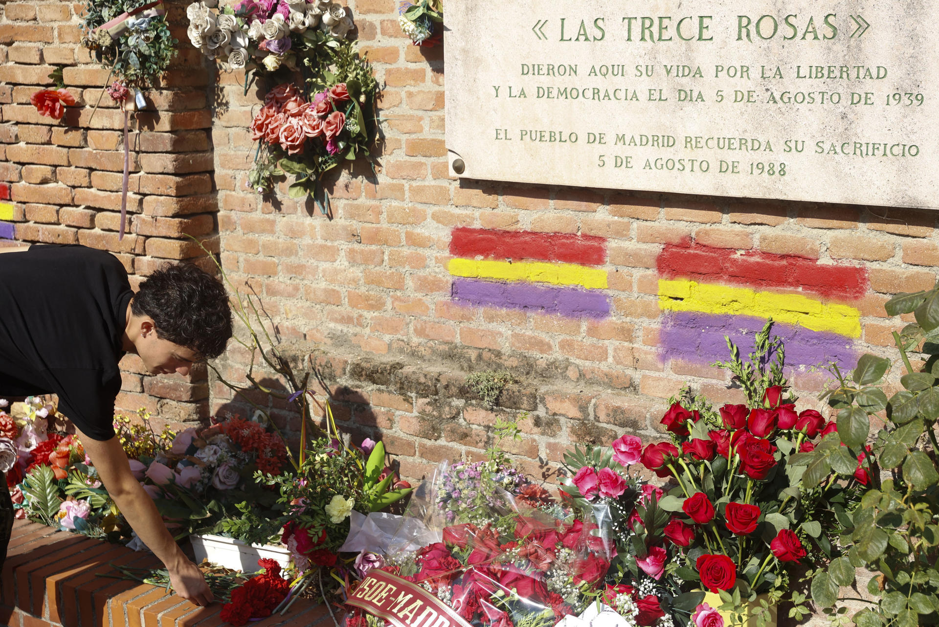 El Partido Comunista de España (PCE) en Madrid ha homenajeado este martes en el Cementerio del Este de Madrid a las Trece Rosas, jóvenes militantes de las Juventudes Socialistas Unificadas, de entre 18 y 29 años, asesinadas tras el fin de la Guerra Civil, y a los 43 Claveles, los jóvenes fusilados por la dictadura franquista el 5 de agosto de 1939. EFE/MARIO MORÓN
