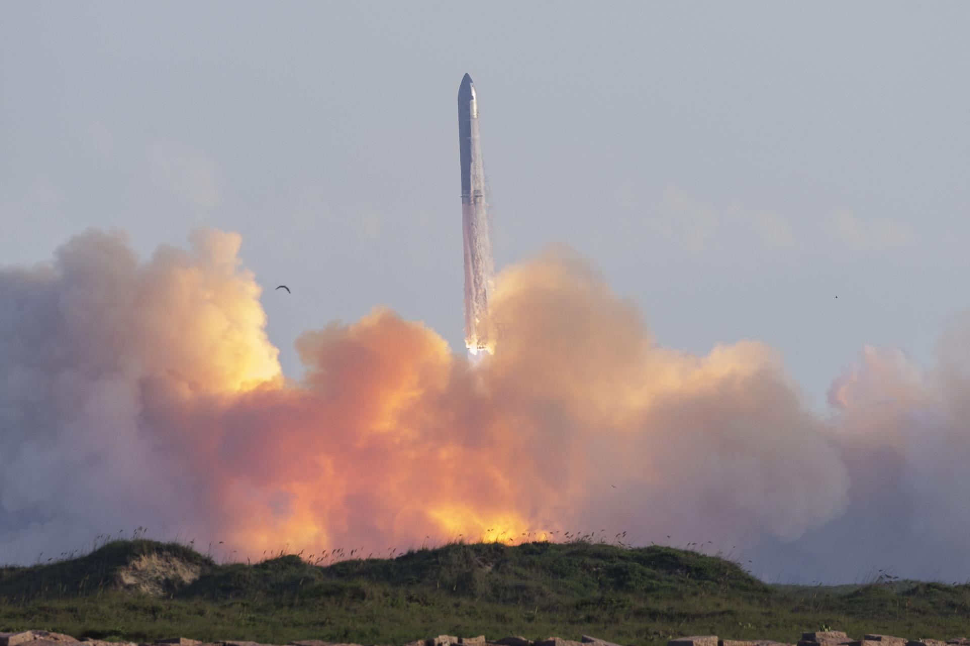 El décimo cohete de prueba Starship de SpaceX despega desde las instalaciones de Starbase, visto desde South Padre Island, Texas, EE. UU. EFE/EPA/MICHAEL GONZALEZ