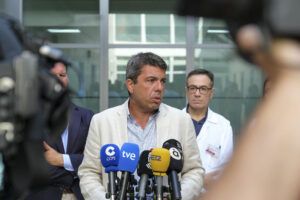 El president de la Generalitat Valenciana Carlos Mazón, atiende a los medios tras su visita a la unidad de hospitalización psiquiátrica infanto-juvenil del Hospital General Universitario de Elche. EFE/Pablo Miranzo
