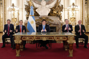Fotografía cedida por la Presidencia de Argentina de su mandatario, Javier Milei (c), saludando junto a algunos de sus ministros durante una alocución este viernes, en Buenos Aires (Argentina). EFE/ Presidencia de Argentina /