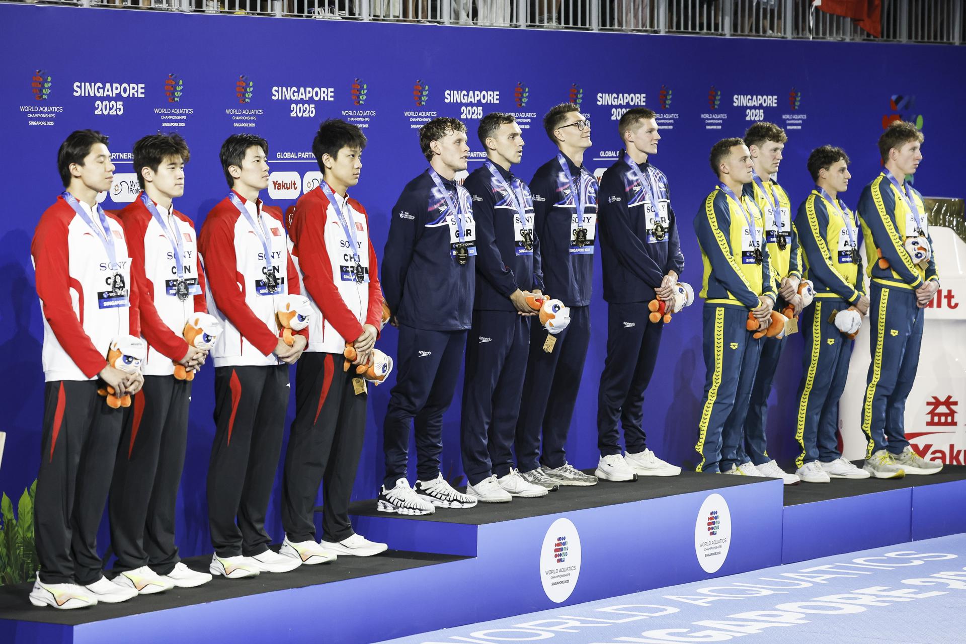 De izquierda a derecha: los chinos Ji Xinjie, Pan Zhanle, Wang Shun y Zhang Zhanshuo, medalla de plata; los británicos Matthew Richards, Jack McMillan, James Guy y Duncan Scott, medalla de oro; y los australianos Flynn Southam, Charlie Hawke, Kai Taylor y Maximillian Giuliani, medalla de bronce, integran este viernes el podio de la final de 4x200m libre en los Mundiales de Natación de Singapur. EFE/RUNGROJ YONGRIT