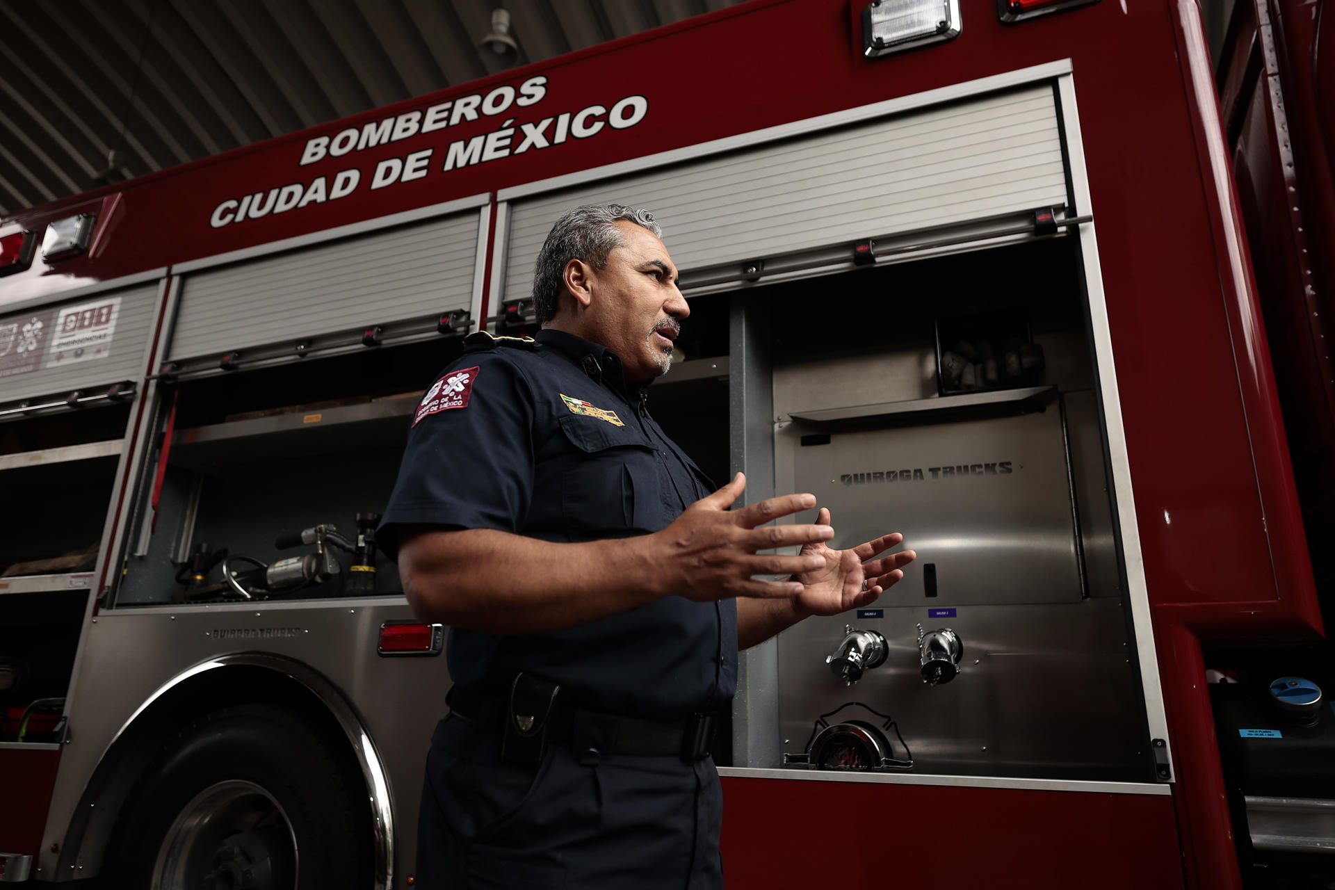 El director general de la Cruz Roja Bomberos de la Ciudad de México, Juan Manuel Pérez Cova, habla este viernes (ayer), durante una entrevista con EFE en Ciudad de México (México). EFE/José Méndez
