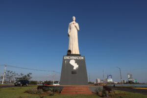 Fotografía de la estatua de San Roque González de Santa Cruz el 27 de agosto de 2025, en Encarnación (Paraguay). EFE/Juan Pablo Pino