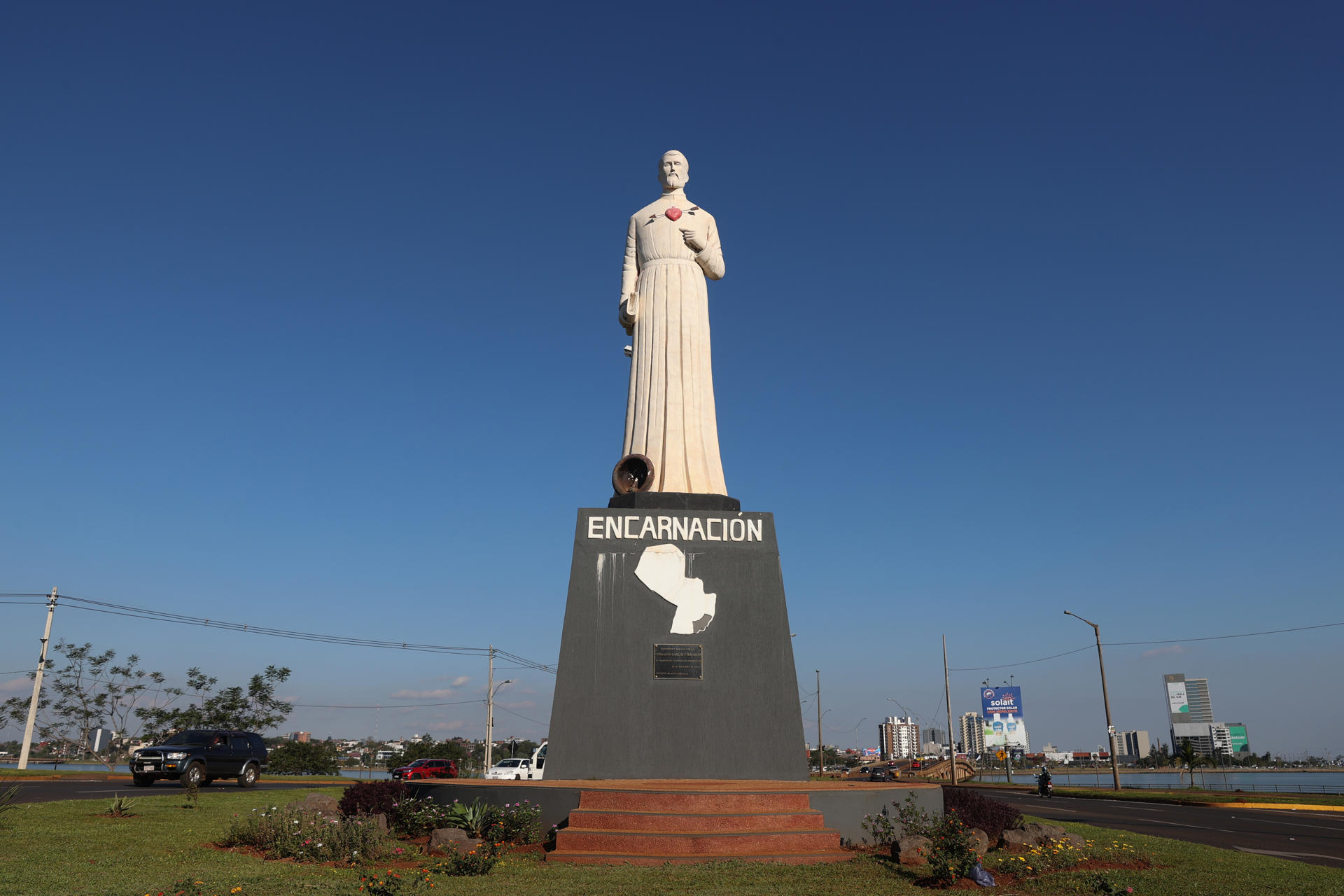 Fotografía de la estatua de San Roque González de Santa Cruz el 27 de agosto de 2025, en Encarnación (Paraguay). EFE/Juan Pablo Pino