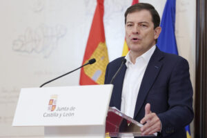 El presidente de la Junta de Castilla y León, Alfonso Fernández Mañueco, atiende a los medios después de reunirse con miembros del Ejecutivo autonómico para avanzar en las actuaciones de reconstrucción de las zonas afectadas por los incendios forestales en la comunidad, este miércoles en Valladolid. EFE/Nacho Gallego