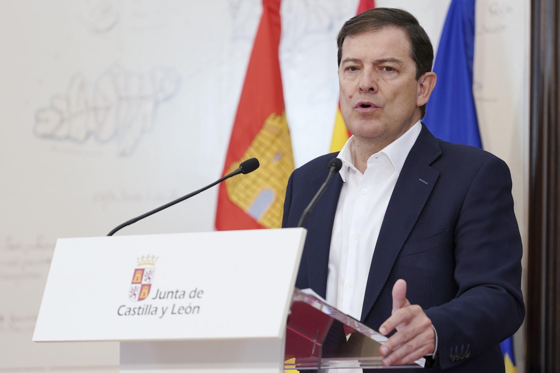 El presidente de la Junta de Castilla y León, Alfonso Fernández Mañueco, atiende a los medios después de reunirse con miembros del Ejecutivo autonómico para avanzar en las actuaciones de reconstrucción de las zonas afectadas por los incendios forestales en la comunidad, este miércoles en Valladolid. EFE/Nacho Gallego