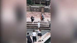 Captura de pantalla de una turista española que rescató a un niño de un río en la provincia china de Hunan (centro) y ha recibido elogios de miles de internautas en las redes sociales del gigante asiático. EFE/RASTREO DE REDES // SOLO USO EDITORIAL/SOLO DISPONIBLE PARA ILUSTRAR LA NOTICIA QUE ACOMPAÑA (CRÉDITO OBLIGATORIO)